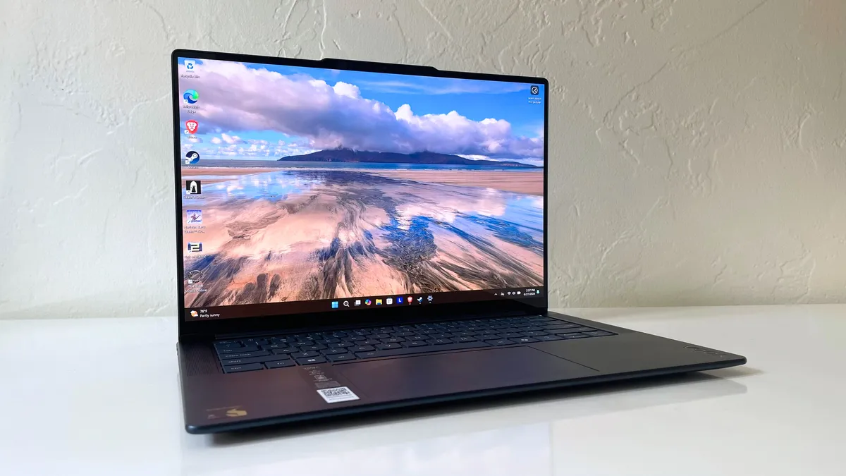 لپ‌تاپ Lenovo Yoga Slim 7x با نمایشگر روشن و طراحی باریک روی میز سفید