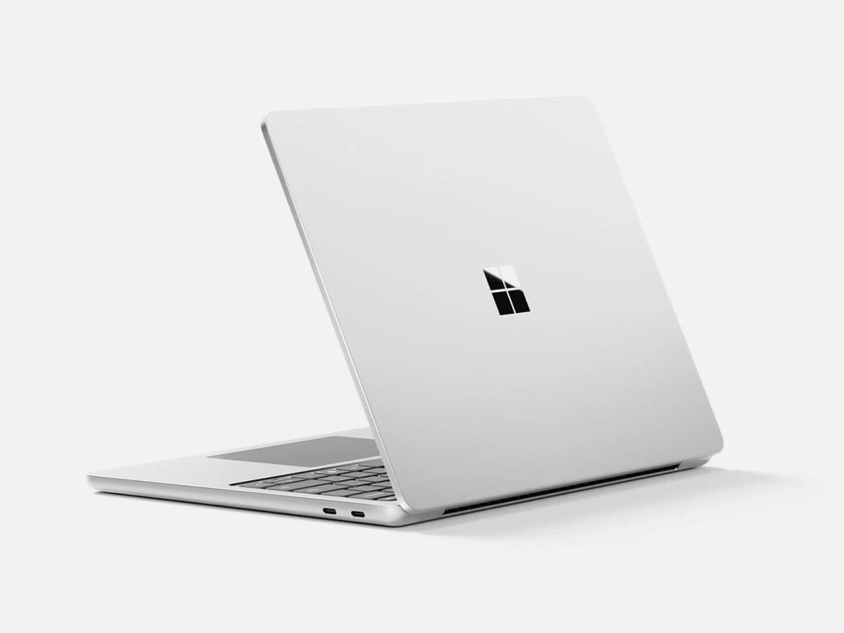 نمای پشتی لپ‌تاپ Surface Laptop 13 با بدنه آلومینیومی نقره‌ای و لوگوی مایکروسافت