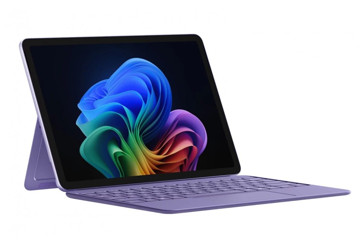 نمای جانبی Surface Pro 12 در حالت لپ‌تاپ با نمایشگر روشن و کیبورد بنفش