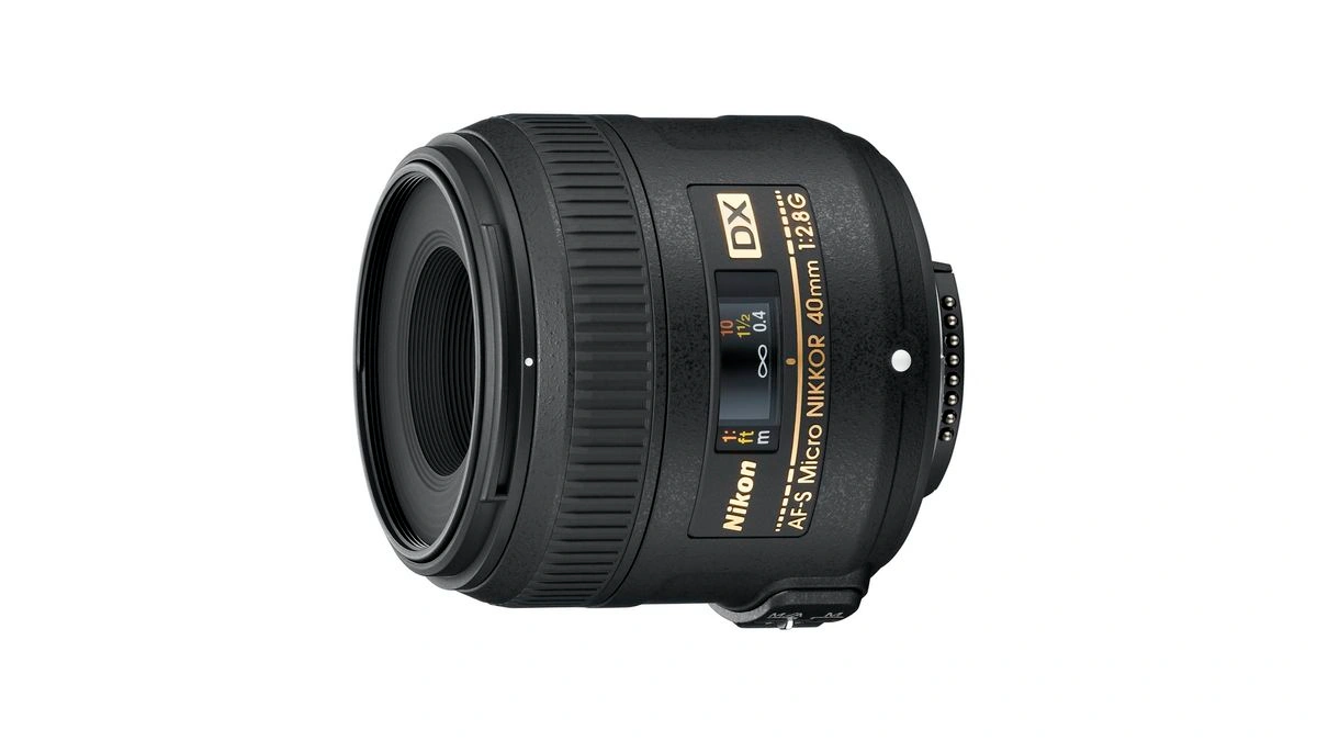 نمای جانبی از لنز ماکرو Nikon AF-S DX Micro 40mm f/2.8G مناسب عکاسی کلوزآپ با دوربین‌های DSLR نیکون