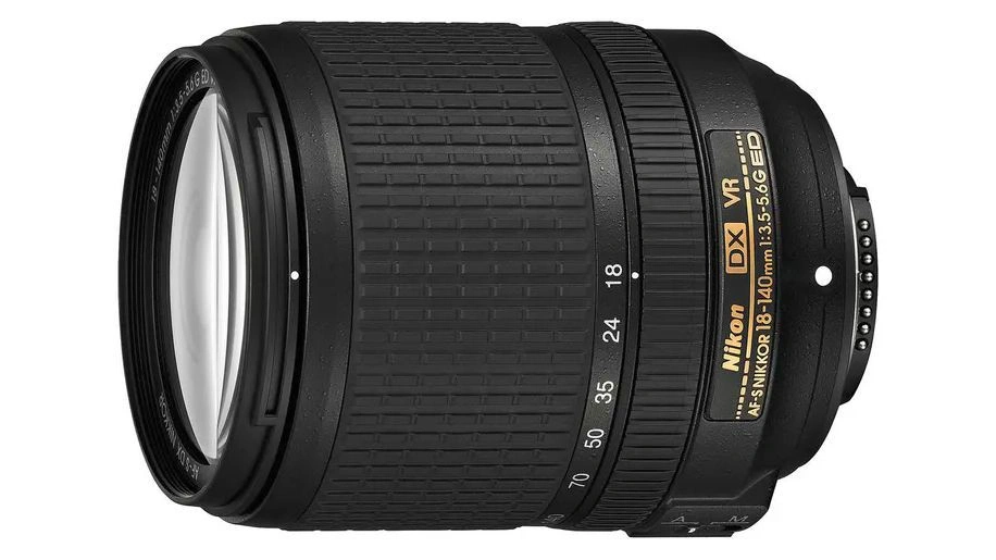 نمای نزدیک از لنز Nikon AF-S DX 18-140mm f/3.5-5.6G ED VR با مانت F مخصوص دوربین‌های DSLR نیکون