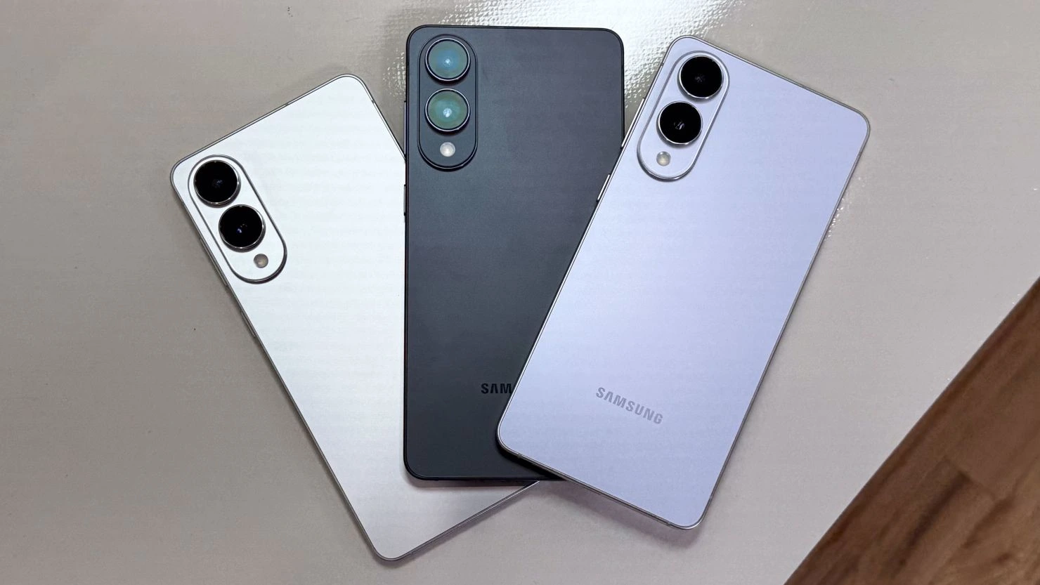 سه رنگ مختلف گلکسی S25 Edge از نمای پشت: نقره‌ای، مشکی و سفید با طراحی مینیمال و دوربین دوگانه