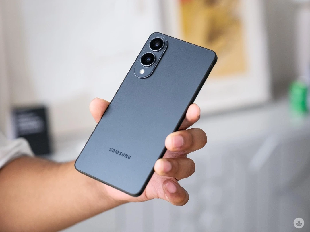 گلکسی S25 Edge مشکی مات در دست کاربر؛ نمایی از طراحی پشت گوشی با دوربین دوگانه و فریم تخت