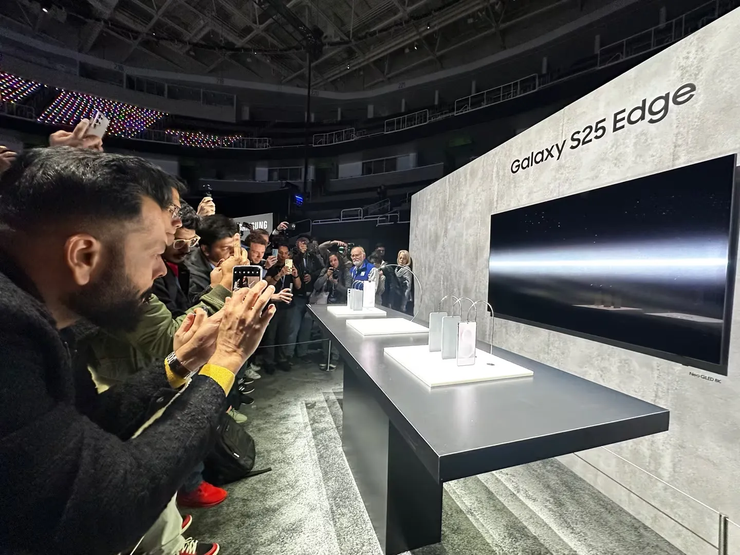 مراسم رونمایی از گلکسی S25 Edge در رویداد Unpacked با حضور خبرنگاران و عکاسان