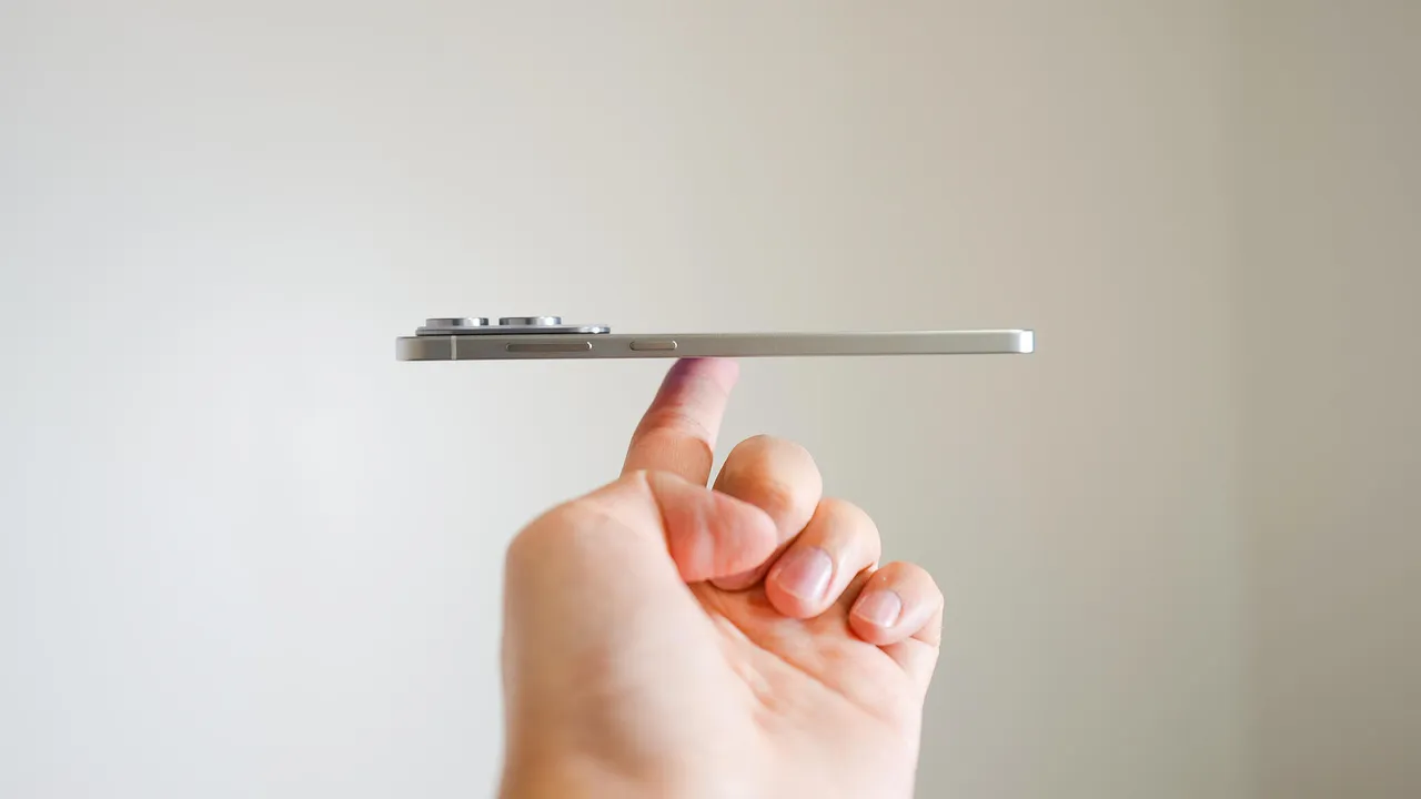 نمای جانبی گلکسی S25 Edge روی انگشت؛ نمایش ضخامت فوق‌العاده باریک بدنه با فریم تخت نقره‌ای