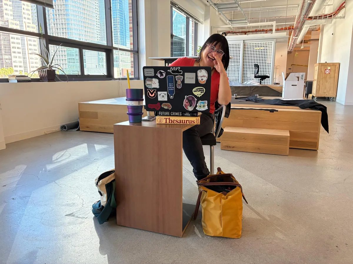 نمونه زوم ۲ برابر آیفون 16e از یک سوژه در فضای داخلی؛ ثبت دقیق جزئیات چهره و پس‌زمینه