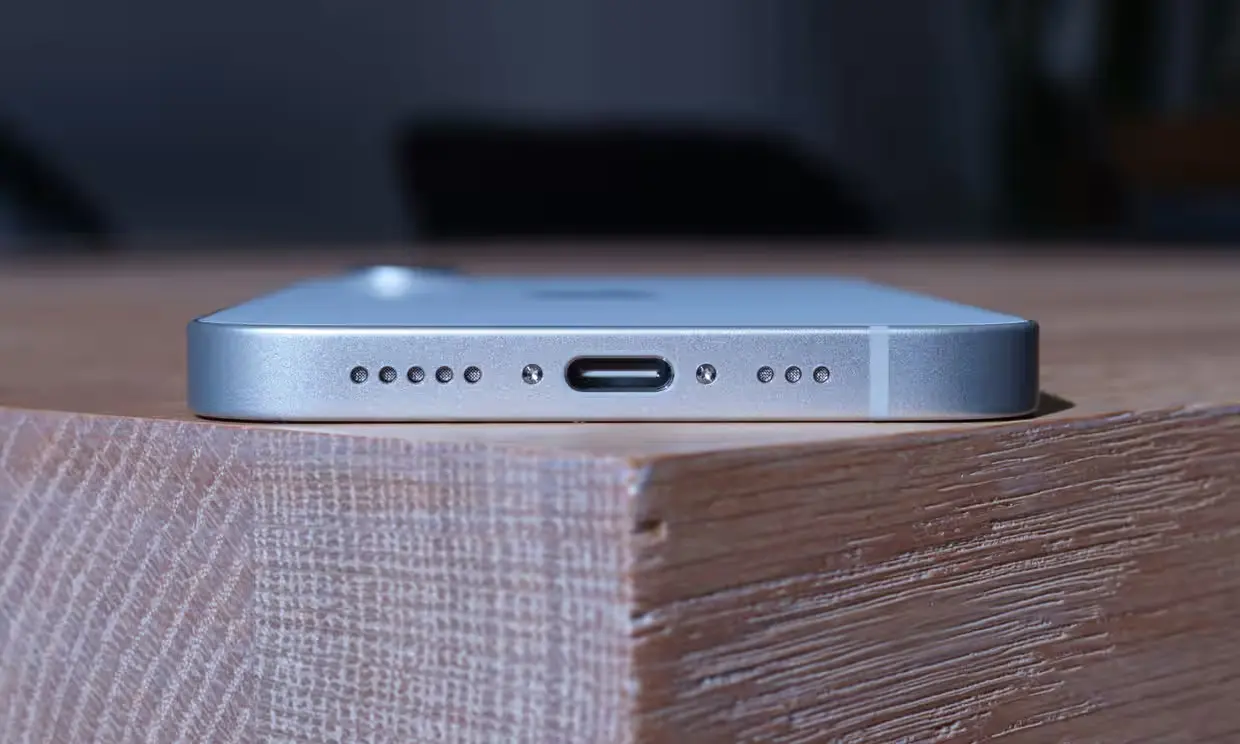 نمای لبه‌ی پایینی آیفون 16e؛ پورت USB-C به همراه اسپیکر و میکروفون در فریم آلومینیومی تخت