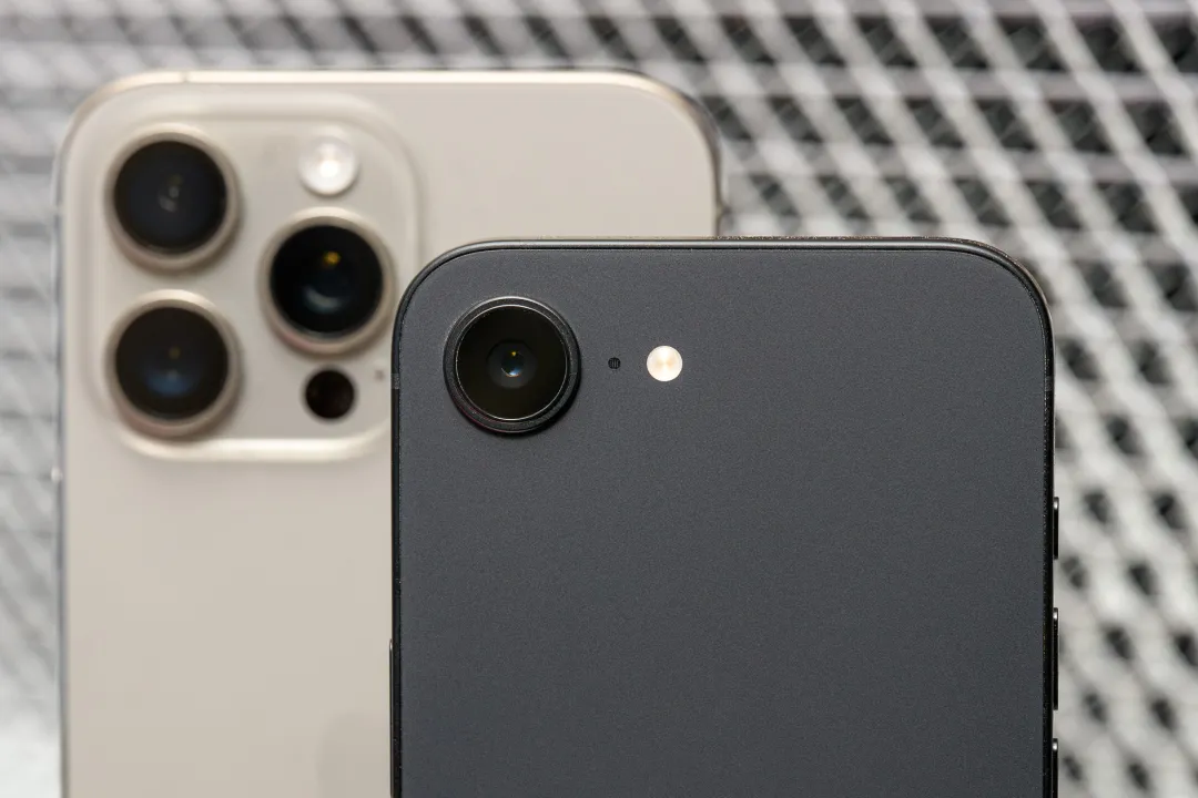 مقایسه دوربین آیفون 16e با آیفون 16 پرو؛ دوربین تکی آیفون 16e در کنار ماژول سه‌گانه آیفون 16 پرو