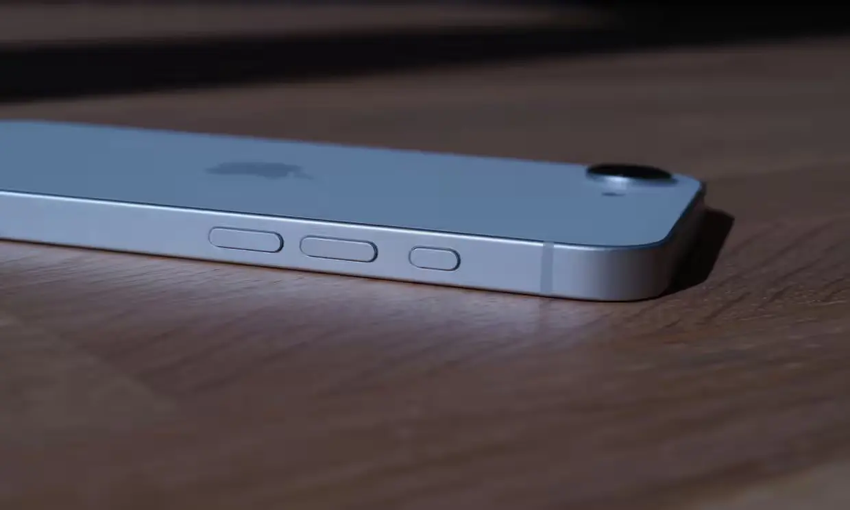 نمای نزدیک از ناچ نمایشگر آیفون 16e؛ محل قرارگیری دوربین سلفی و سنسورهای Face ID در بالای صفحه