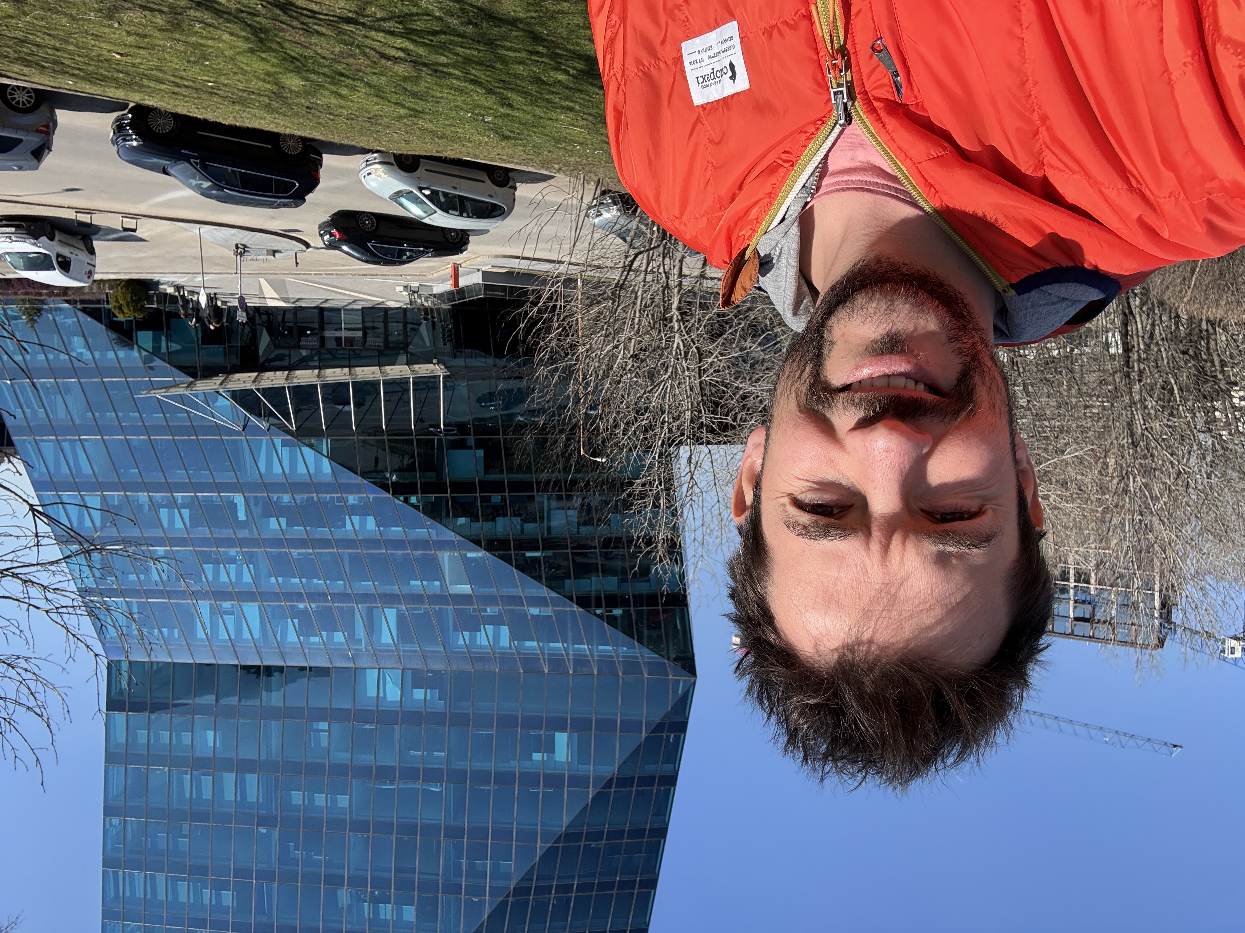 عکس سلفی ثبت‌شده با آیفون 16e در فضای باز با نور روز؛ وضوح چهره بالا و رنگ‌های طبیعی