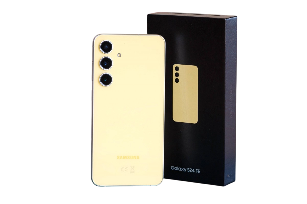 نمایی از گوشی Galaxy S24 FE سامسونگ با طراحی شیشه‌ای و نمایشگر بزرگ ۶٫۷ اینچی