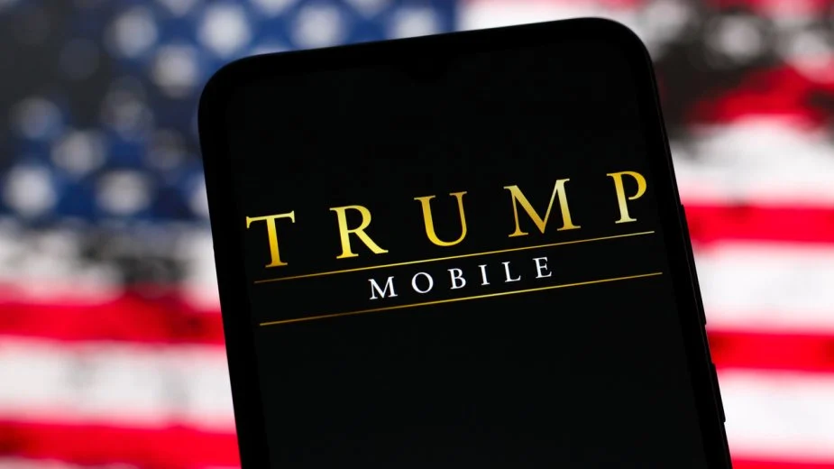 لوگوی Trump Mobile با پس‌زمینه پرچم آمریکا روی نمایشگر گوشی