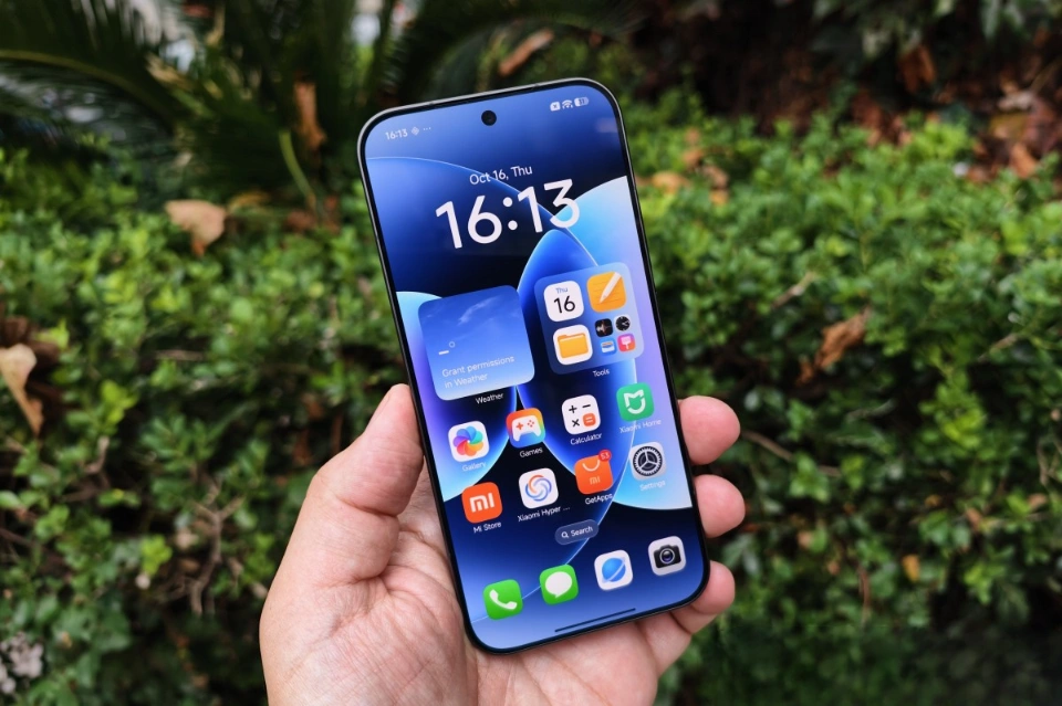 نمایی از نمایشگر و طراحی جلوی Xiaomi 17 Pro Max