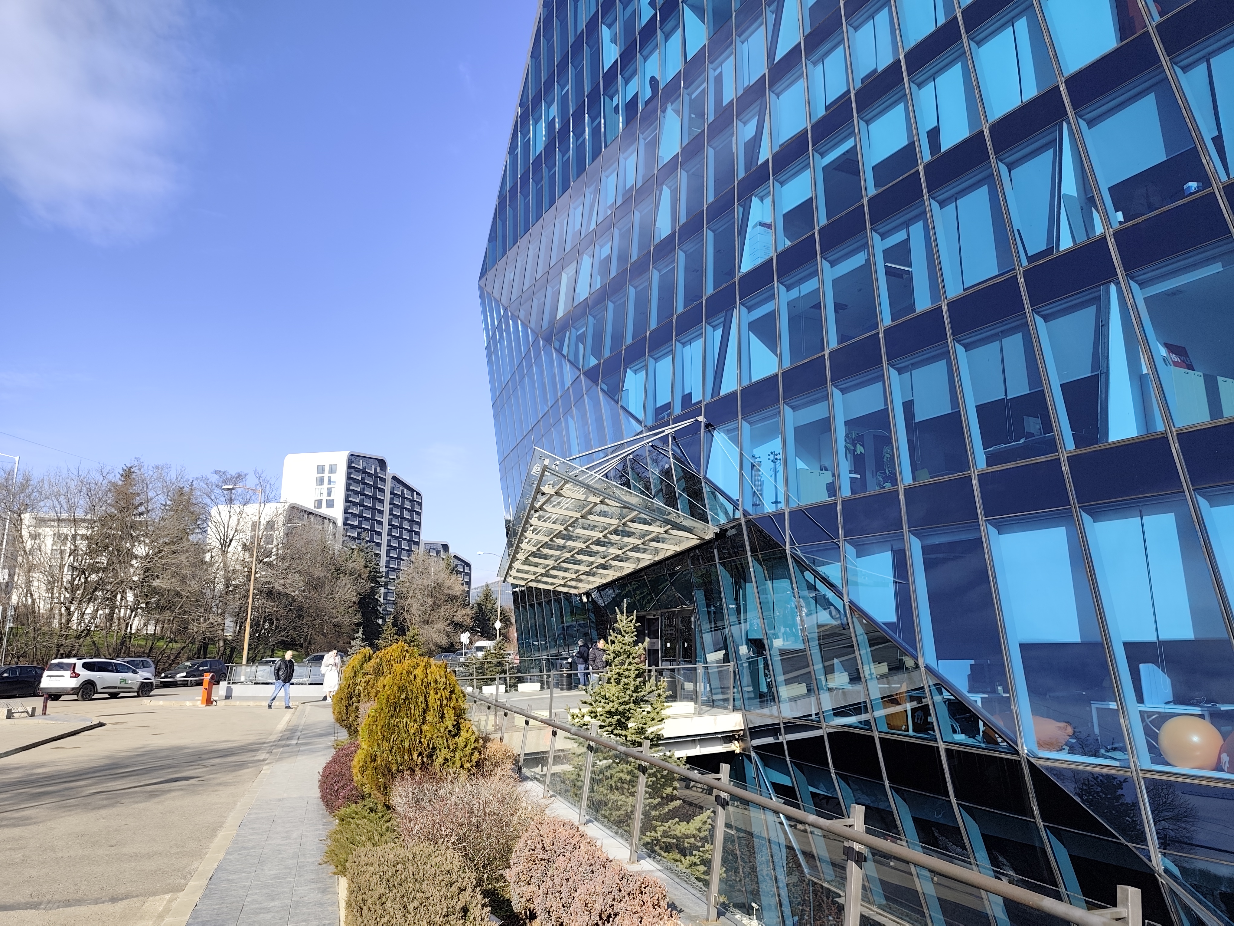 نمونه عکس روز با Redmi Note 14 Pro+ رنگ‌های اشباع‌شده، کنتراست بالا و دمای رنگ سرد