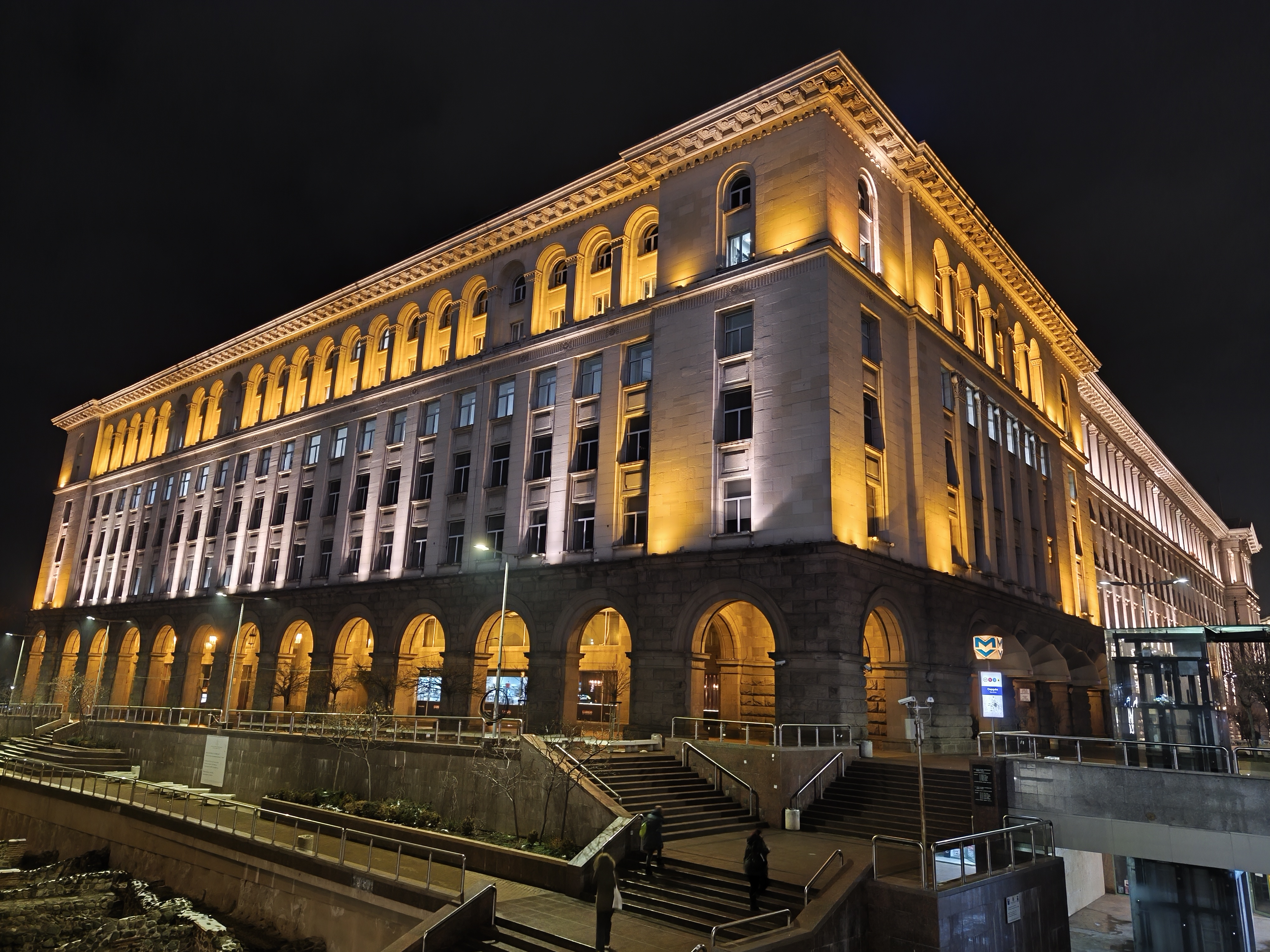 نمونه عکس شب با Redmi Note 14 Pro+؛ روشنایی بیشتر با کاهش جزئی در وضوح بافت‌ها