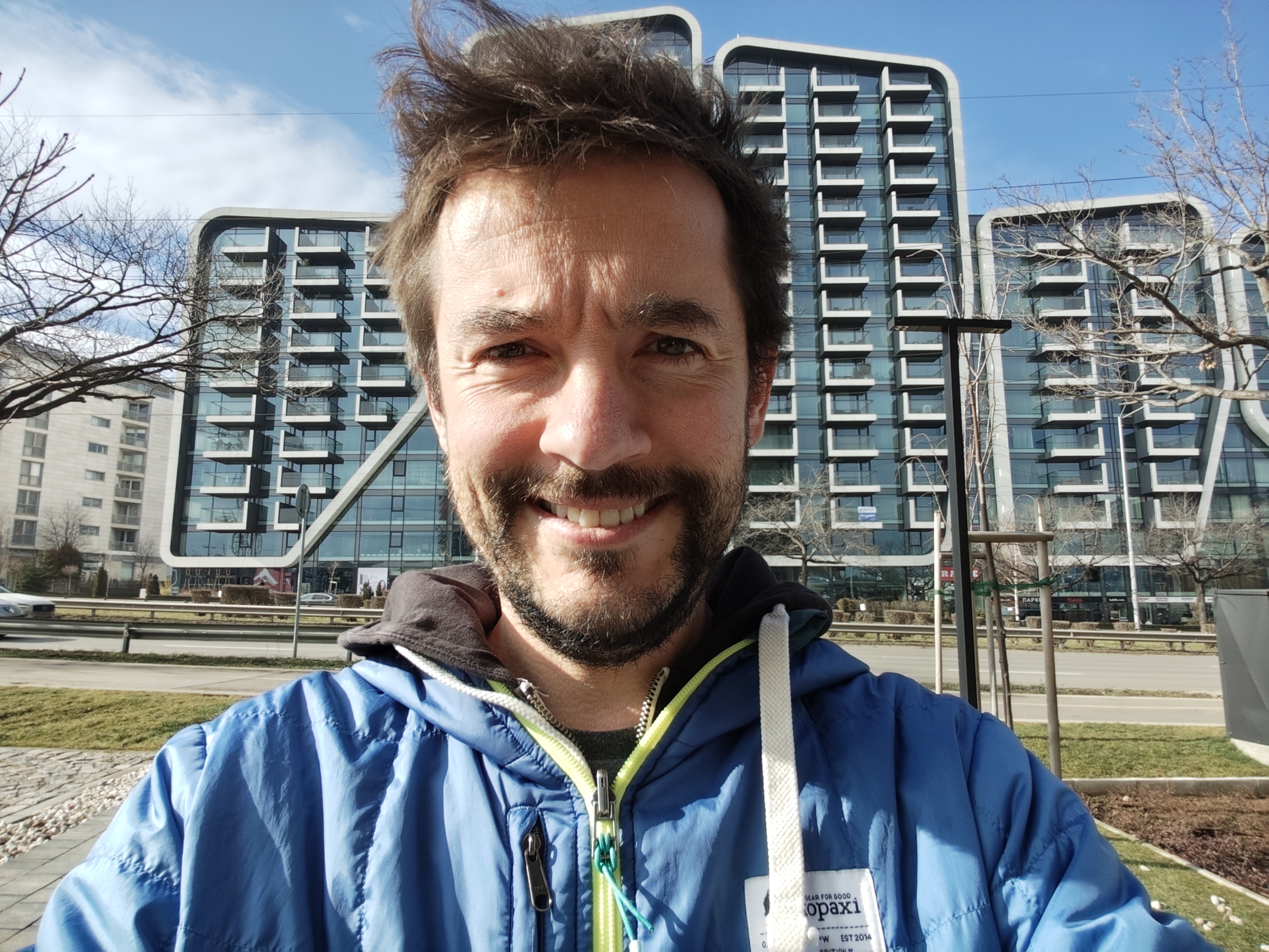 نمونه عکس سلفی با Redmi Note 14 Pro+؛ تصویر شارپ‌تر با تون رنگی سردتر