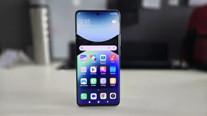 نمای روبرو از نمایشگر روشن گوشی Redmi Note 14 Pro+ روی میز، با رابط کاربری MIUI