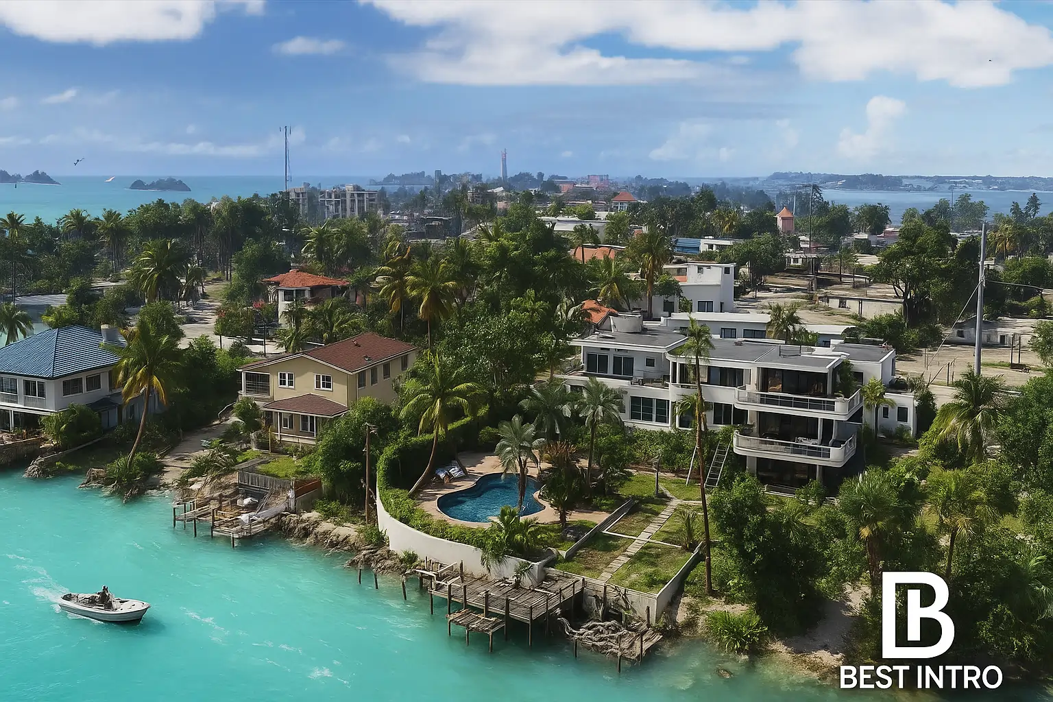 نمایی هوایی از سواحل استوایی Vice City در بازی GTA VI همراه با خانه‌های لوکس، درختان نخل و قایق، با لوگوی BestIntro در پایین تصویر