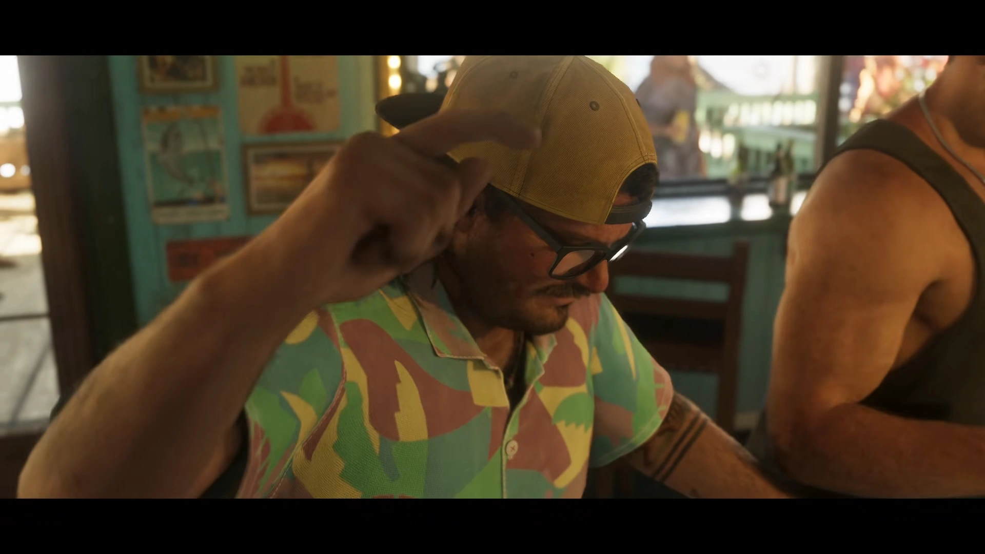 کل تامپکینز در حال سفارش نوشیدنی برای جیسون و لوسیا در یک بار محلی – مردی با لباس رنگی و کلاه، با رفتار خودمانی و صمیمی