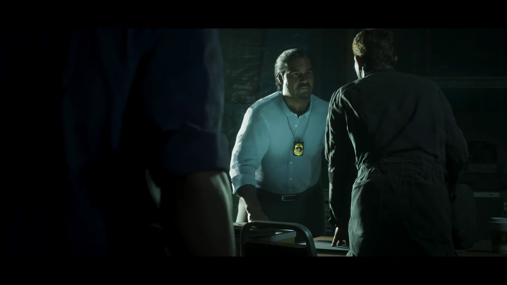 کاپیتان پلیس Vice City در حال بازجویی؛ اشاره به فساد و هم‌پیمانی پلیس‌ها در GTA VI