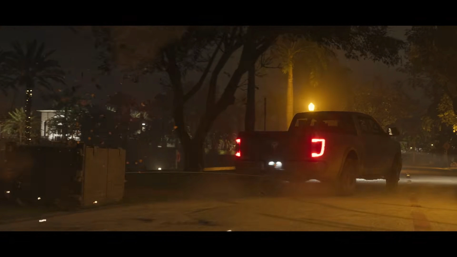 کامیون پیکاپ در حال کشیدن یک گاوصندوق بزرگ در خیابان‌های شبانه؛ صحنه‌ای پرتنش از تریلر دوم GTA VI