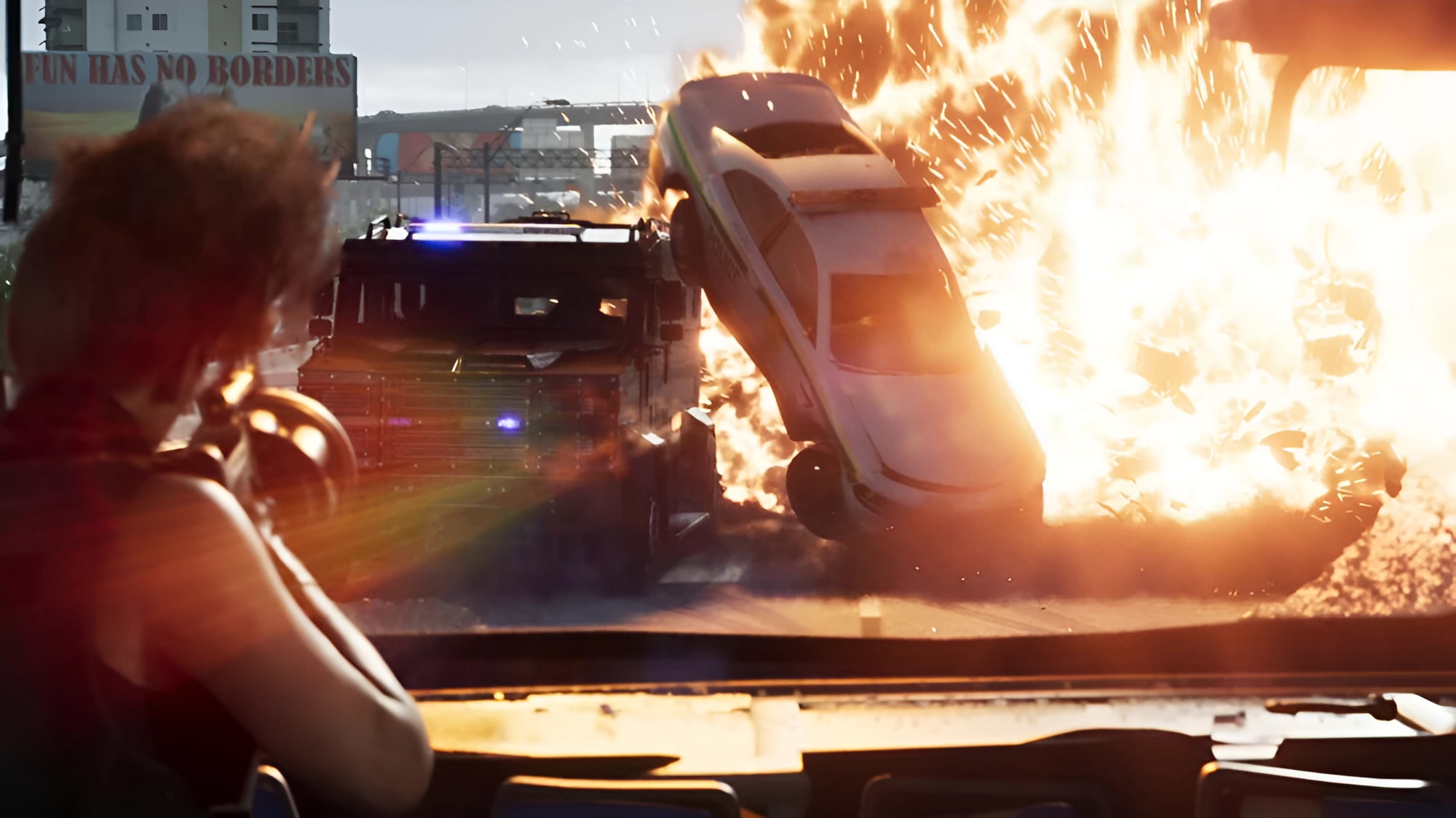 صحنه‌ای پرتنش از تریلر دوم GTA VI: انفجار شدید خودروی پلیس توسط لوسیا که در حال شلیک نارنجک‌انداز است