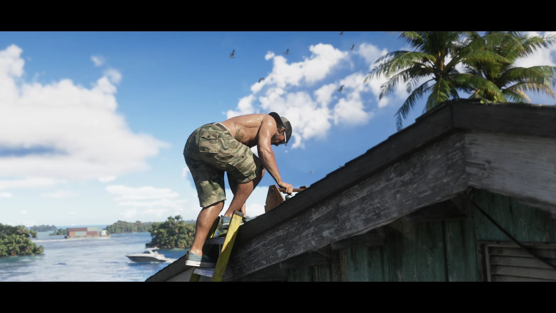 شخصیت جیسون دووال در حال کار روی سقف خانه‌ای چوبی در نزدیکی ساحل در تریلر دوم GTA VI؛ نمایی با نور طبیعی، جزئیات واقع‌گرایانه و پس‌زمینه‌ای از دریا و قایق موتوری