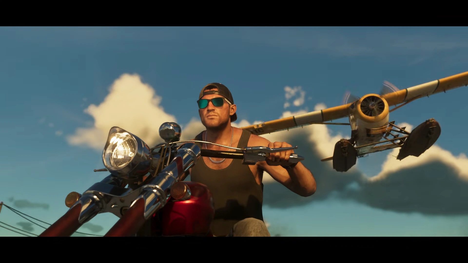 جیسون سوار بر موتورسیکلت با عینک آفتابی، در حالی که هواپیمای کوچکی از بالای سرش عبور می‌کند – نمایی از تنوع وسایل نقلیه در GTA VI
