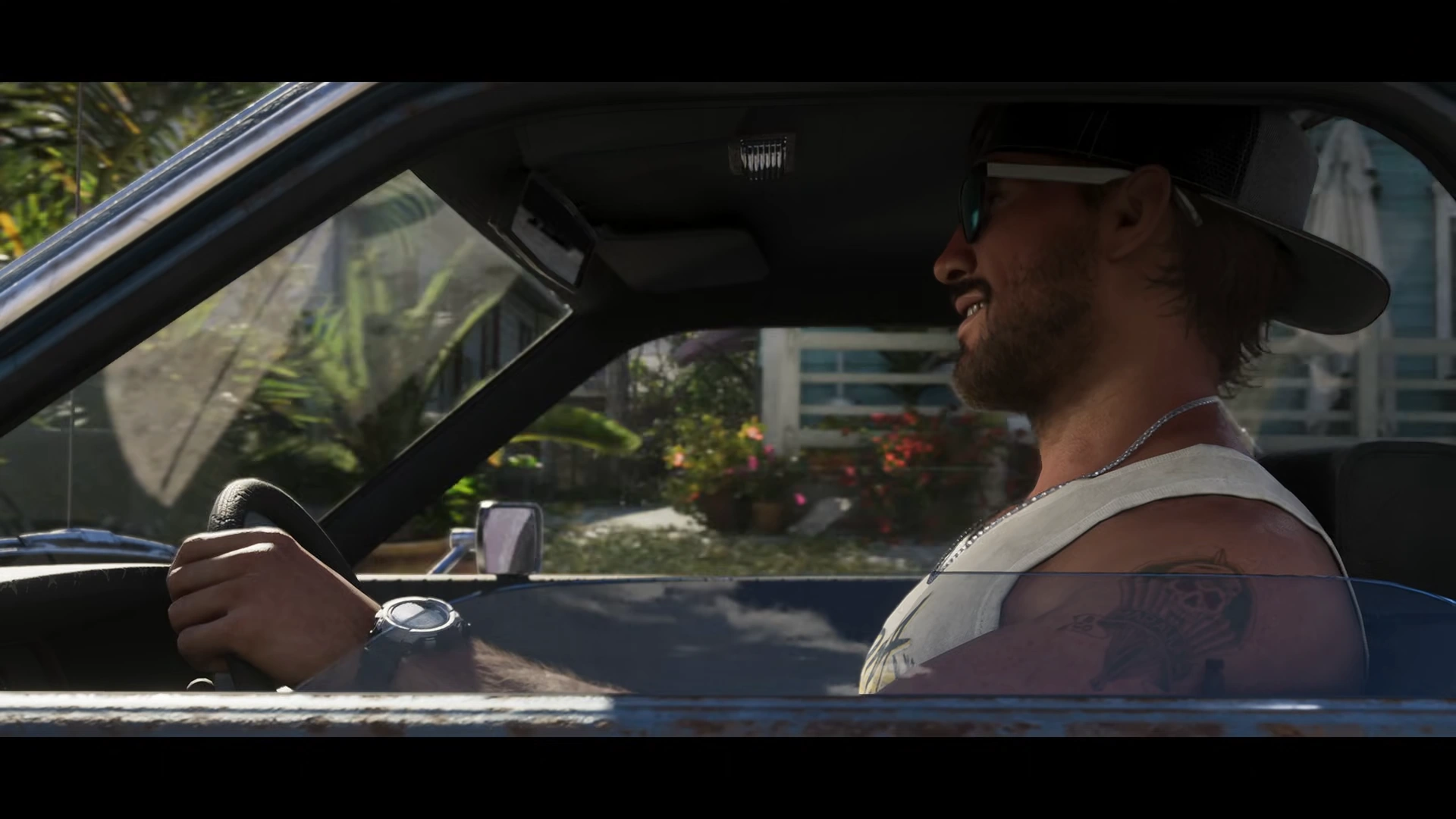 نمای نزدیک از جیسون دووال، شخصیت اصلی بازی GTA VI، در حال رانندگی با لبخند روی صورت و عینک آفتابی، در محیطی گرمسیری و پرجزئیات