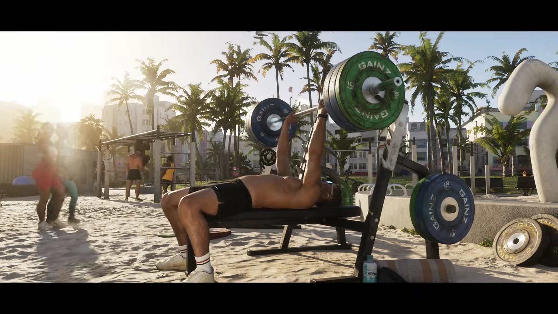 نمای نزدیک از جیسون دووال، شخصیت اصلی بازی GTA VI، در حال رانندگی با لبخند روی صورت و عینک آفتابی، در محیطی گرمسیری و پرجزئیات