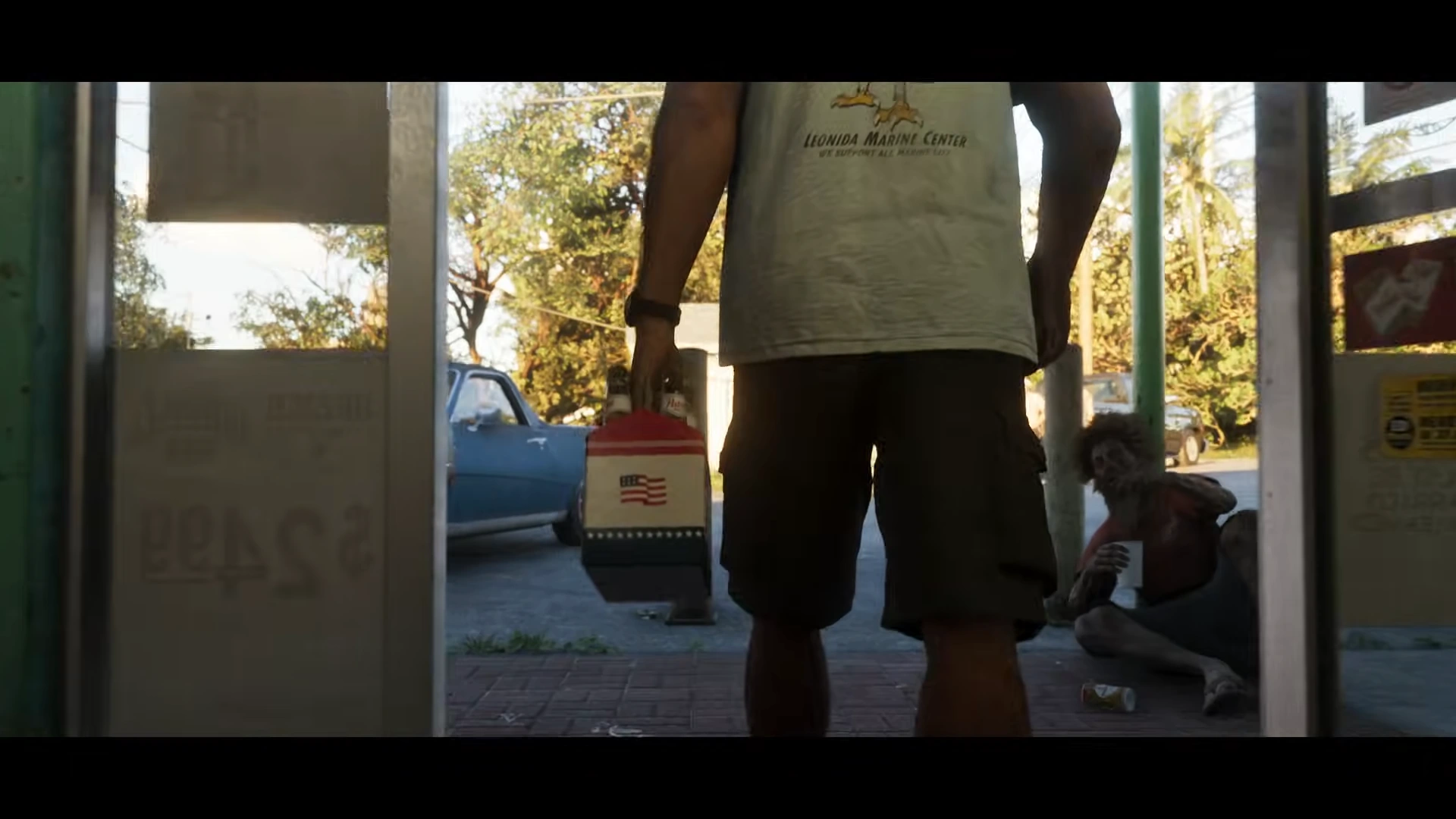 جیسون در حال خروج از فروشگاه با بسته نوشیدنی؛ در پس‌زمینه مرد بی‌خانمانی نشسته است – تصویری از فضای اجتماعی و تضاد طبقاتی در GTA VI