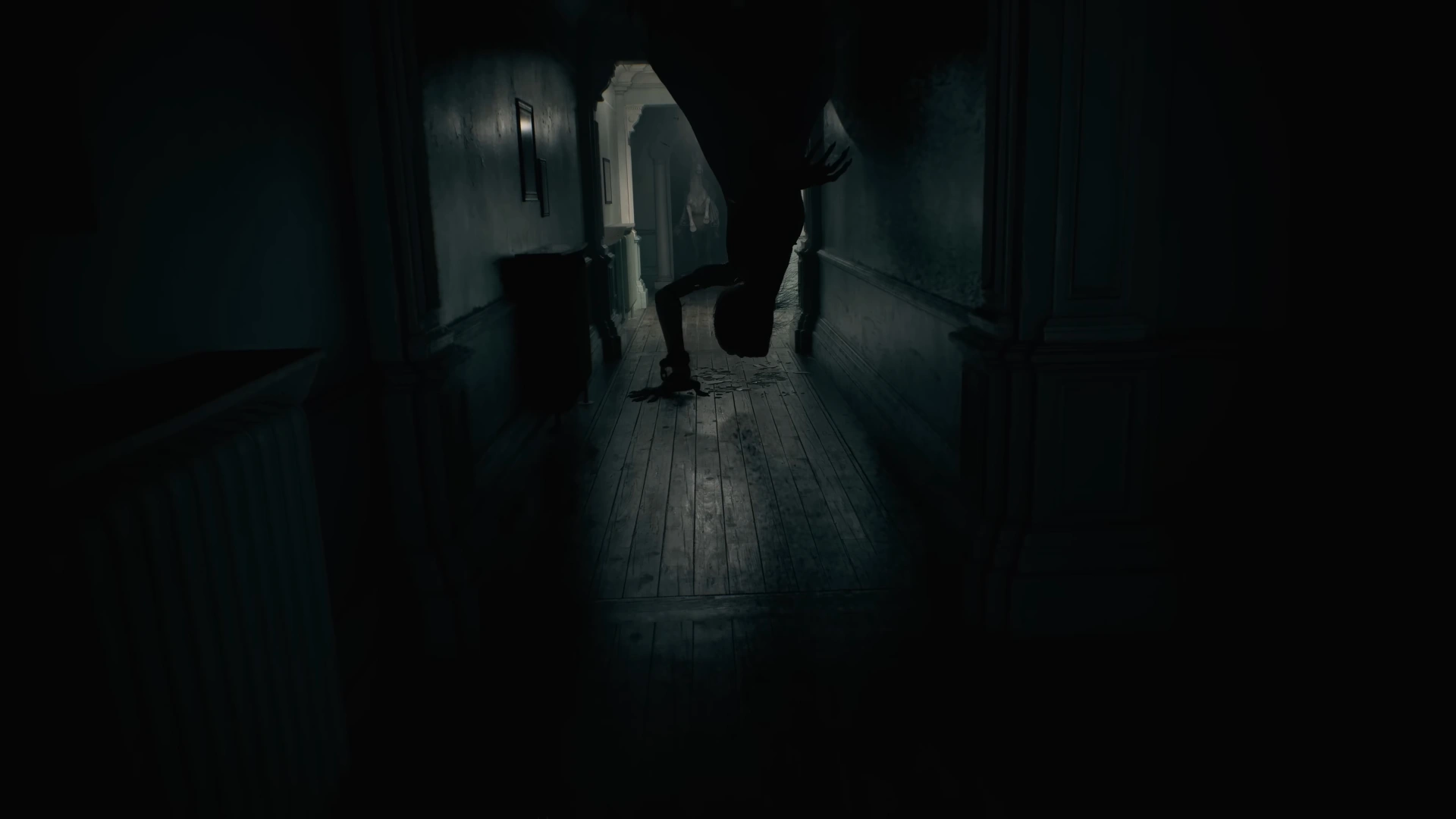 موجودی مرموز در راهروی تاریک هتل در یکی از سکانس‌های ترسناک تریلر Resident Evil 9: Requiem