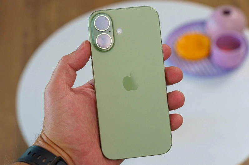 نمایی از آیفون که احتمال انتقال مونتاژ و بسته‌بندی تراشه‌های آن به هند مطرح شده است