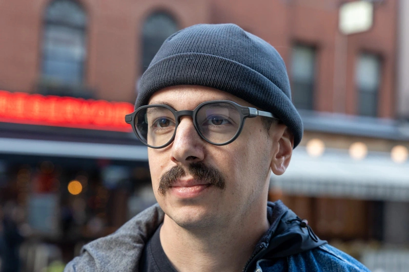 مردی با عینک هوشمند Even Realities G2 روی صورت