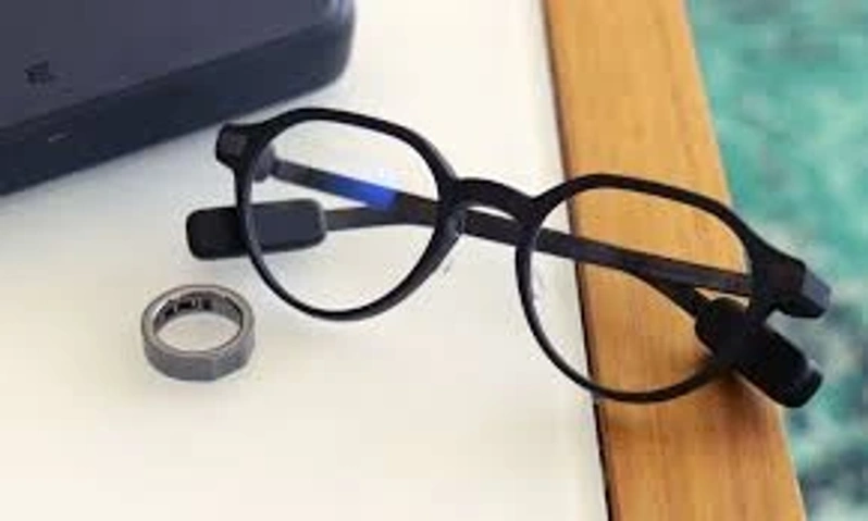 نمای جلویی عینک Even Realities G2 روی سطح صاف
