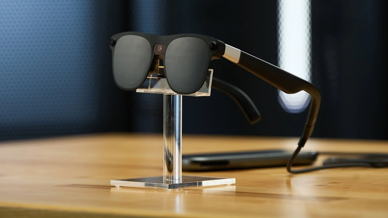 نمای کاربری از عینک Project Aura که یک محیط کاری مجازی را نمایش می‌دهد