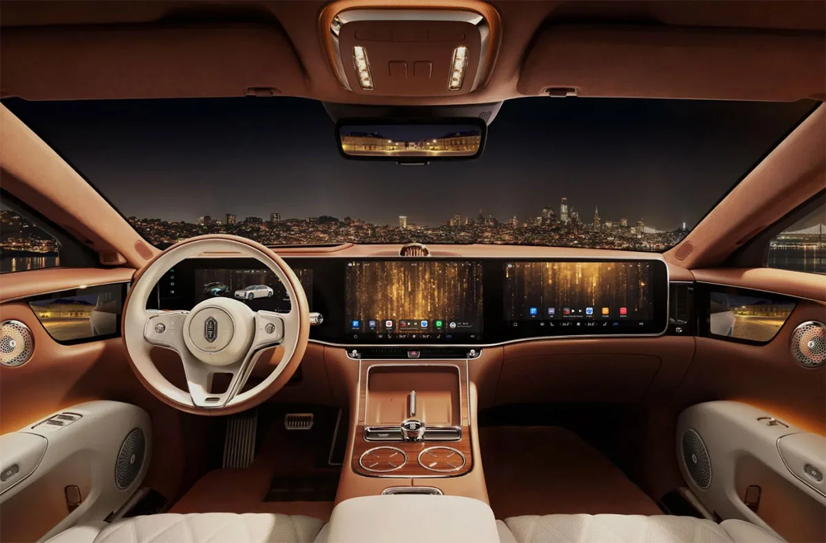 نمای داخل کابین Maextro S800 در شب؛ طراحی لوکس با نمایشگر سرتاسری و کنسول دیجیتالی مدرن