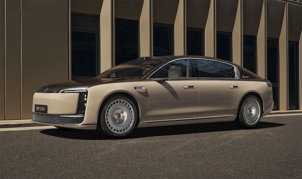 نمای جانبی Maextro S800 هواوی با بدنه دو رنگ کرم و قهوه‌ای در مقابل نمایی مدرن از ساختمان