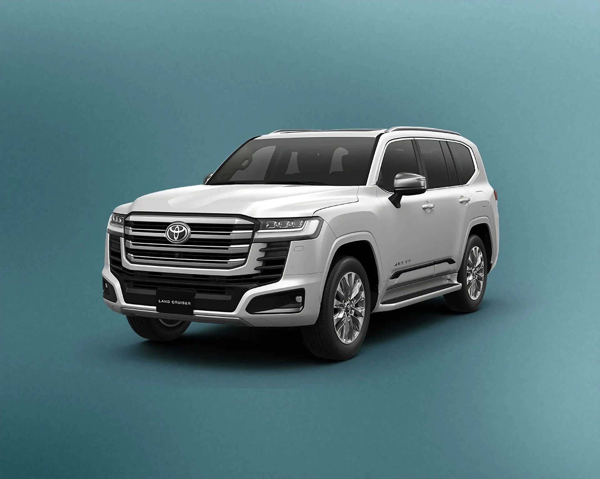 نمای سه‌چهارم جلوی تویوتا لندکروزر ۳۰۰ هیبرید مدل ۲۰۲۶ با رنگ سفید روی پس‌زمینه آبی