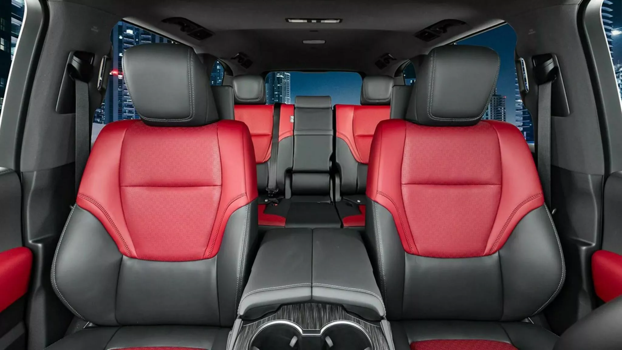 نمای داخلی تویوتا لندکروزر ۳۰۰ هیبرید ۲۰۲۶ با صندلی‌های چرمی قرمز و مشکی در دو ردیف جلو و عقب
