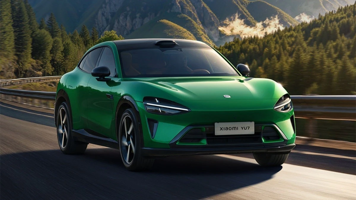 شیائومی YU7 در حال حرکت در جاده‌ای کوهستانی؛ ترکیب طراحی اسپرت و پویایی خودرو