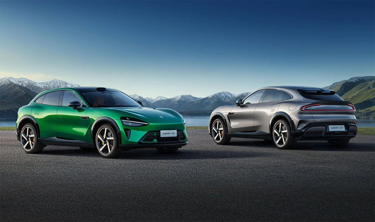 نمای جلو و عقب دو نسخه از شاسی‌بلند الکتریکی شیائومی YU7 در فضای باز با پس‌زمینه کوهستانی