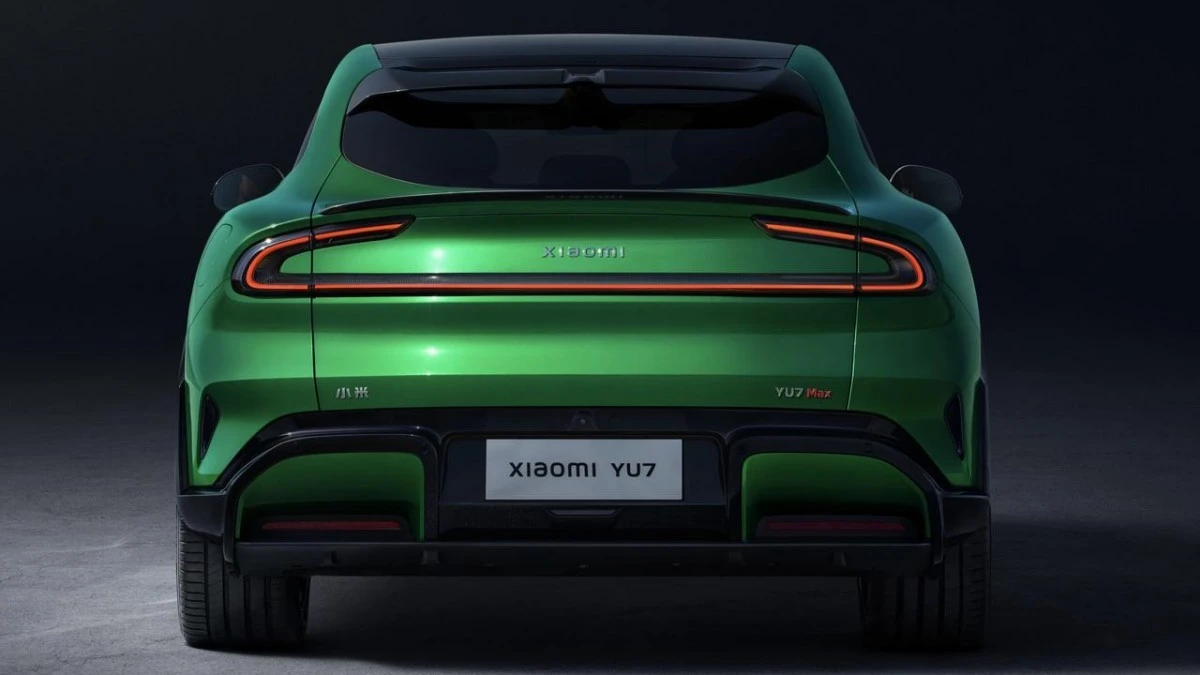 نمای عقب خودروی برقی شیائومی YU7 Max با طراحی چراغ سرتاسری و بدنه سبز اسپرت